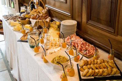 Miniature Traiteur Doussard (Haute-Savoie) - Frederic Fouquet Créateur d'Emotions Culinaires #8 Boule panée garnie de pinces de crabe, posée sur une tranche de gratin, décorée d'aneth sur une assiette blanche.