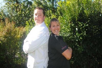 Miniature Traiteur Doussard (Haute-Savoie) - Frederic Fouquet Créateur d'Emotions Culinaires #9 Boule panée garnie de pinces de crabe, posée sur une tranche de gratin, décorée d'aneth sur une assiette blanche.