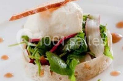 Miniature Traiteur Doussard (Haute-Savoie) - Frederic Fouquet Créateur d'Emotions Culinaires #11 Boule panée garnie de pinces de crabe, posée sur une tranche de gratin, décorée d'aneth sur une assiette blanche.