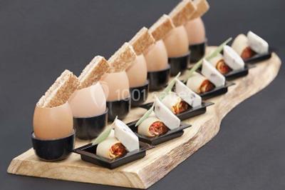 Miniature Traiteur Doussard (Haute-Savoie) - Frederic Fouquet Créateur d'Emotions Culinaires #12 Boule panée garnie de pinces de crabe, posée sur une tranche de gratin, décorée d'aneth sur une assiette blanche.