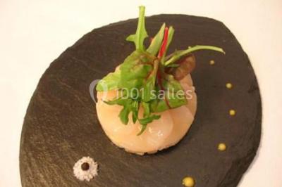 Miniature Traiteur Doussard (Haute-Savoie) - Frederic Fouquet Créateur d'Emotions Culinaires #15 Boule panée garnie de pinces de crabe, posée sur une tranche de gratin, décorée d'aneth sur une assiette blanche.