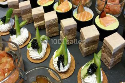 Miniature Traiteur Doussard (Haute-Savoie) - Frederic Fouquet Créateur d'Emotions Culinaires #16 Boule panée garnie de pinces de crabe, posée sur une tranche de gratin, décorée d'aneth sur une assiette blanche.