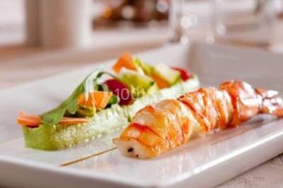 Miniature Traiteur Doussard (Haute-Savoie) - Frederic Fouquet Créateur d'Emotions Culinaires #18 Boule panée garnie de pinces de crabe, posée sur une tranche de gratin, décorée d'aneth sur une assiette blanche.