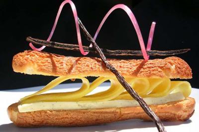 Miniature Traiteur Doussard (Haute-Savoie) - Frederic Fouquet Créateur d'Emotions Culinaires #19 Boule panée garnie de pinces de crabe, posée sur une tranche de gratin, décorée d'aneth sur une assiette blanche.