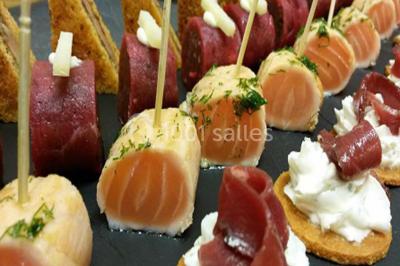 Miniature Traiteur Doussard (Haute-Savoie) - Frederic Fouquet Créateur d'Emotions Culinaires #20 Boule panée garnie de pinces de crabe, posée sur une tranche de gratin, décorée d'aneth sur une assiette blanche.