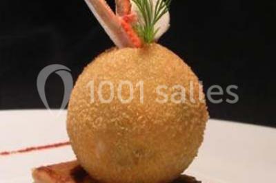 Miniature Traiteur Doussard (Haute-Savoie) - Frederic Fouquet Créateur d'Emotions Culinaires #21 Boule panée garnie de pinces de crabe, posée sur une tranche de gratin, décorée d'aneth sur une assiette blanche.