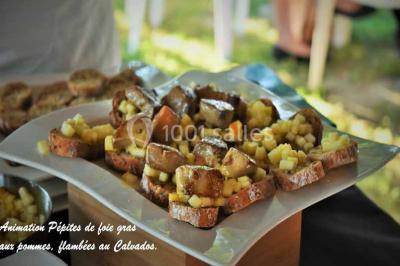 Miniature Traiteur La Haute-Maison (Seine-et-Marne) - Ferme de la Petite Loge Traiteur #3 Plateau de bouchées variées comprenant mini-sandwichs, brochettes de crevettes, œufs de caille et desserts colorés.