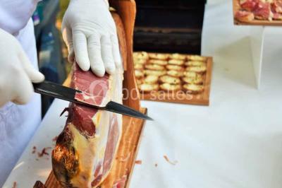 Miniature Traiteur La Haute-Maison (Seine-et-Marne) - Ferme de la Petite Loge Traiteur #4 Plateau de bouchées variées comprenant mini-sandwichs, brochettes de crevettes, œufs de caille et desserts colorés.