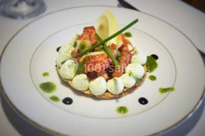 Miniature Traiteur La Haute-Maison (Seine-et-Marne) - Ferme de la Petite Loge Traiteur #6 Plateau de bouchées variées comprenant mini-sandwichs, brochettes de crevettes, œufs de caille et desserts colorés.