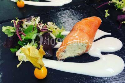 Miniature Traiteur La Haute-Maison (Seine-et-Marne) - Ferme de la Petite Loge Traiteur #7 Plateau de bouchées variées comprenant mini-sandwichs, brochettes de crevettes, œufs de caille et desserts colorés.