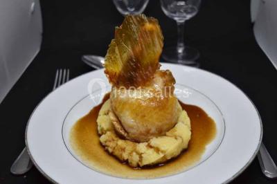 Miniature Traiteur La Haute-Maison (Seine-et-Marne) - Ferme de la Petite Loge Traiteur #11 Plateau de bouchées variées comprenant mini-sandwichs, brochettes de crevettes, œufs de caille et desserts colorés.