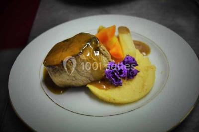 Miniature Traiteur La Haute-Maison (Seine-et-Marne) - Ferme de la Petite Loge Traiteur #12 Plateau de bouchées variées comprenant mini-sandwichs, brochettes de crevettes, œufs de caille et desserts colorés.