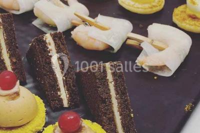 Miniature Traiteur La Haute-Maison (Seine-et-Marne) - Ferme de la Petite Loge Traiteur #13 Plateau de bouchées variées comprenant mini-sandwichs, brochettes de crevettes, œufs de caille et desserts colorés.