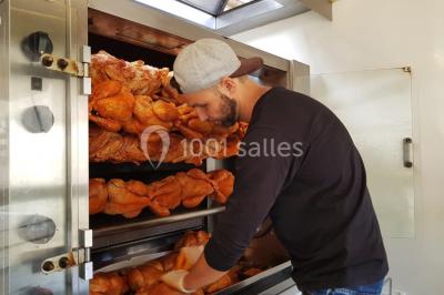 Miniature Traiteur Champigny-sur-Marne (Val-de-Marne) - La Cocotte Mobile #2 Illustration d'une poule stylisée en mouvement avec le texte ’La Cocotte Mobile’ sur un fond circulaire.