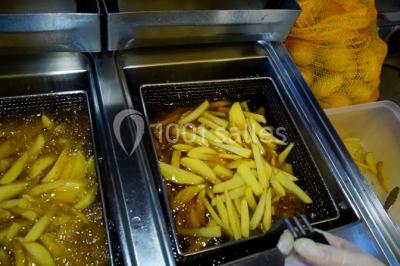 Miniature Traiteur Champigny-sur-Marne (Val-de-Marne) - La Cocotte Mobile #3 Illustration d'une poule stylisée en mouvement avec le texte ’La Cocotte Mobile’ sur un fond circulaire.