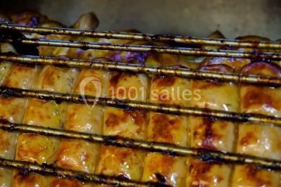 Miniature Traiteur Champigny-sur-Marne (Val-de-Marne) - La Cocotte Mobile #4 Illustration d'une poule stylisée en mouvement avec le texte ’La Cocotte Mobile’ sur un fond circulaire.