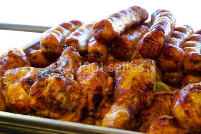 Miniature Traiteur Champigny-sur-Marne (Val-de-Marne) - La Cocotte Mobile #5 Illustration d'une poule stylisée en mouvement avec le texte ’La Cocotte Mobile’ sur un fond circulaire.