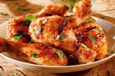 Miniature Traiteur Champigny-sur-Marne (Val-de-Marne) - La Cocotte Mobile #6 Illustration d'une poule stylisée en mouvement avec le texte ’La Cocotte Mobile’ sur un fond circulaire.