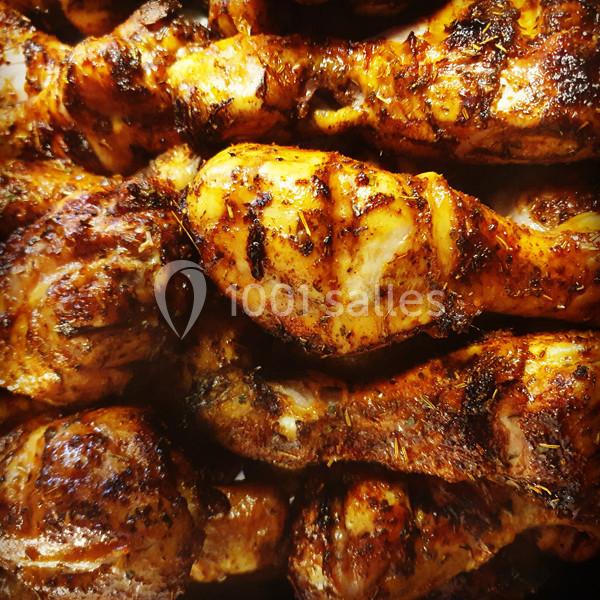 Poulets grillés avec une peau dorée et des épices visibles, empilés les uns sur les autres.