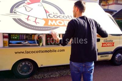 Miniature Traiteur Champigny-sur-Marne (Val-de-Marne) - La Cocotte Mobile #9 Illustration d'une poule stylisée en mouvement avec le texte ’La Cocotte Mobile’ sur un fond circulaire.