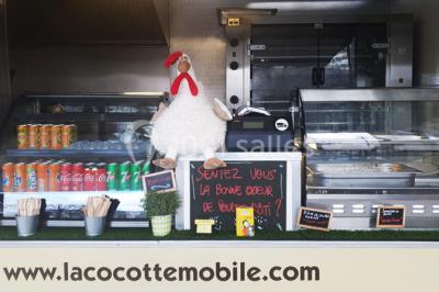 Miniature Traiteur Champigny-sur-Marne (Val-de-Marne) - La Cocotte Mobile #10 Illustration d'une poule stylisée en mouvement avec le texte ’La Cocotte Mobile’ sur un fond circulaire.