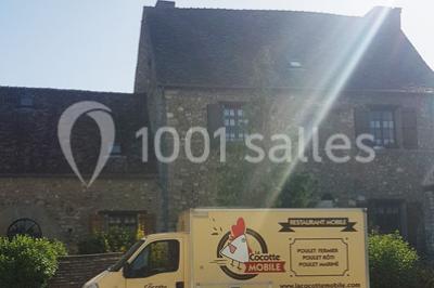 Miniature Traiteur Champigny-sur-Marne (Val-de-Marne) - La Cocotte Mobile #11 Illustration d'une poule stylisée en mouvement avec le texte ’La Cocotte Mobile’ sur un fond circulaire.