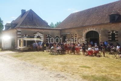 Miniature Traiteur Champigny-sur-Marne (Val-de-Marne) - La Cocotte Mobile #12 Illustration d'une poule stylisée en mouvement avec le texte ’La Cocotte Mobile’ sur un fond circulaire.