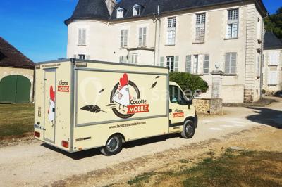 Miniature Traiteur Champigny-sur-Marne (Val-de-Marne) - La Cocotte Mobile #13 Illustration d'une poule stylisée en mouvement avec le texte ’La Cocotte Mobile’ sur un fond circulaire.