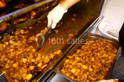 Miniature Traiteur Champigny-sur-Marne (Val-de-Marne) - La Cocotte Mobile #14 Illustration d'une poule stylisée en mouvement avec le texte ’La Cocotte Mobile’ sur un fond circulaire.