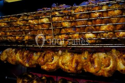 Miniature Traiteur Champigny-sur-Marne (Val-de-Marne) - La Cocotte Mobile #16 Illustration d'une poule stylisée en mouvement avec le texte ’La Cocotte Mobile’ sur un fond circulaire.