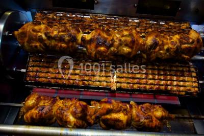 Miniature Traiteur Champigny-sur-Marne (Val-de-Marne) - La Cocotte Mobile #17 Illustration d'une poule stylisée en mouvement avec le texte ’La Cocotte Mobile’ sur un fond circulaire.