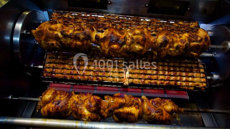 Poulets rôtis tournant sur une rôtissoire, avec une cuisson dorée et uniforme.