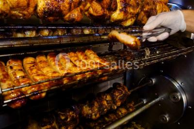 Miniature Traiteur Champigny-sur-Marne (Val-de-Marne) - La Cocotte Mobile #18 Illustration d'une poule stylisée en mouvement avec le texte ’La Cocotte Mobile’ sur un fond circulaire.