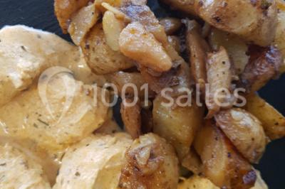 Miniature Traiteur Champigny-sur-Marne (Val-de-Marne) - La Cocotte Mobile #20 Illustration d'une poule stylisée en mouvement avec le texte ’La Cocotte Mobile’ sur un fond circulaire.