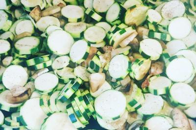 Miniature Traiteur Champigny-sur-Marne (Val-de-Marne) - La Cocotte Mobile #21 Illustration d'une poule stylisée en mouvement avec le texte ’La Cocotte Mobile’ sur un fond circulaire.