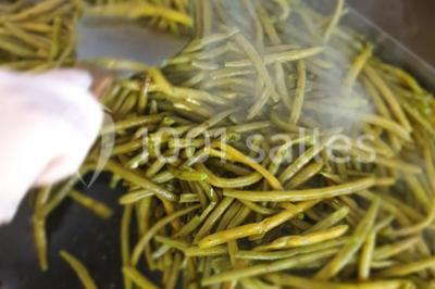 Miniature Traiteur Champigny-sur-Marne (Val-de-Marne) - La Cocotte Mobile #22 Illustration d'une poule stylisée en mouvement avec le texte ’La Cocotte Mobile’ sur un fond circulaire.