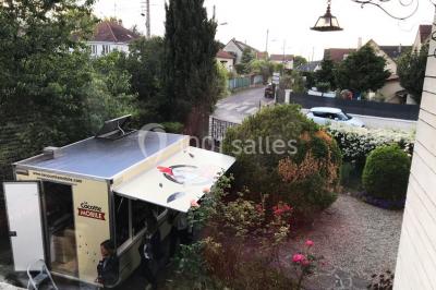 Miniature Traiteur Champigny-sur-Marne (Val-de-Marne) - La Cocotte Mobile #23 Illustration d'une poule stylisée en mouvement avec le texte ’La Cocotte Mobile’ sur un fond circulaire.