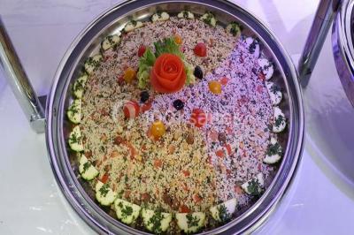 Miniature Traiteur Sorgues (Vaucluse) - Alliance Organisation #2 Plateau de pâté en croûte décoré de légumes frais, tranches de tomate, concombre et garniture de salade verte.