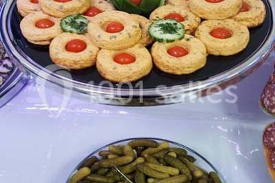 Miniature Traiteur Sorgues (Vaucluse) - Alliance Organisation #3 Plateau de pâté en croûte décoré de légumes frais, tranches de tomate, concombre et garniture de salade verte.