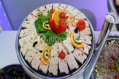 Miniature Traiteur Sorgues (Vaucluse) - Alliance Organisation #5 Plateau de pâté en croûte décoré de légumes frais, tranches de tomate, concombre et garniture de salade verte.