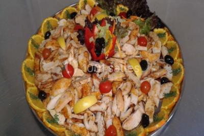 Miniature Traiteur Sorgues (Vaucluse) - Alliance Organisation #6 Plateau de pâté en croûte décoré de légumes frais, tranches de tomate, concombre et garniture de salade verte.