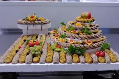 Miniature Traiteur Sorgues (Vaucluse) - Alliance Organisation #7 Plateau de pâté en croûte décoré de légumes frais, tranches de tomate, concombre et garniture de salade verte.