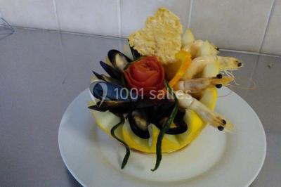 Miniature Traiteur Sorgues (Vaucluse) - Alliance Organisation #8 Plateau de pâté en croûte décoré de légumes frais, tranches de tomate, concombre et garniture de salade verte.