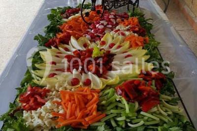 Miniature Traiteur Sorgues (Vaucluse) - Alliance Organisation #9 Plateau de pâté en croûte décoré de légumes frais, tranches de tomate, concombre et garniture de salade verte.