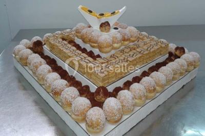 Miniature Traiteur Sorgues (Vaucluse) - Alliance Organisation #10 Plateau de pâté en croûte décoré de légumes frais, tranches de tomate, concombre et garniture de salade verte.