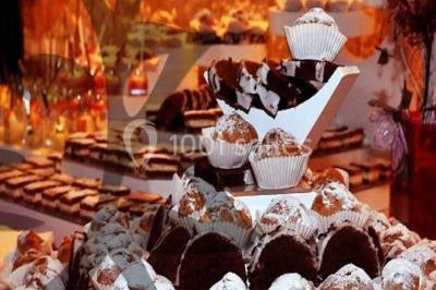 Miniature Traiteur Sorgues (Vaucluse) - Alliance Organisation #11 Plateau de pâté en croûte décoré de légumes frais, tranches de tomate, concombre et garniture de salade verte.