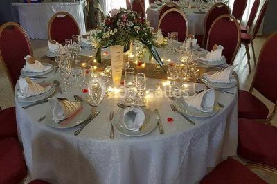 Miniature Traiteur Sorgues (Vaucluse) - Alliance Organisation #14 Plateau de pâté en croûte décoré de légumes frais, tranches de tomate, concombre et garniture de salade verte.