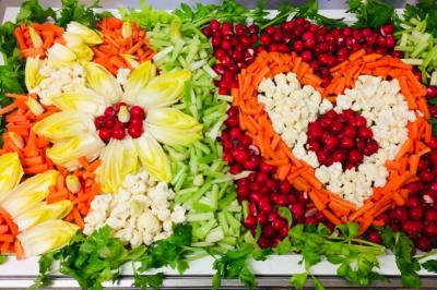 Miniature Traiteur Sorgues (Vaucluse) - Alliance Organisation #13 Plateau de pâté en croûte décoré de légumes frais, tranches de tomate, concombre et garniture de salade verte.