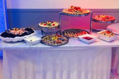 Miniature Traiteur Sorgues (Vaucluse) - Alliance Organisation #17 Plateau de pâté en croûte décoré de légumes frais, tranches de tomate, concombre et garniture de salade verte.