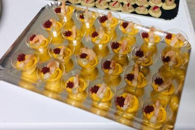 Miniature Traiteur Sorgues (Vaucluse) - Alliance Organisation #20 Plateau de pâté en croûte décoré de légumes frais, tranches de tomate, concombre et garniture de salade verte.